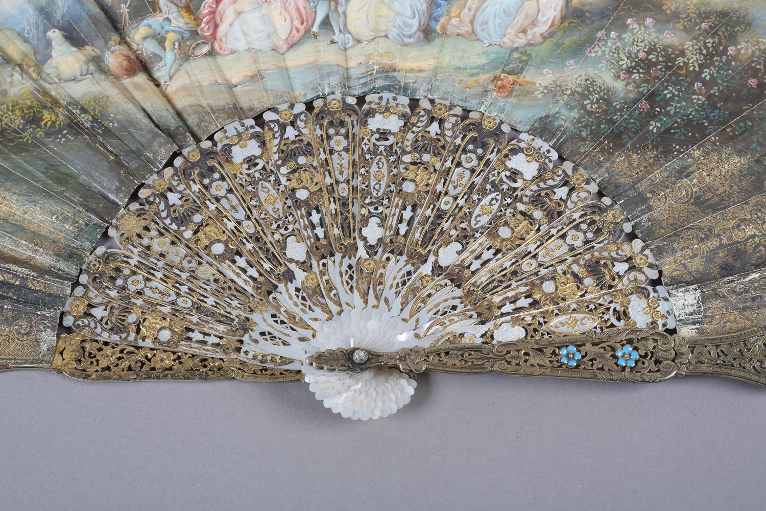 An ornate mid-19th century mother of pearl fan, the guards entirely of carved and pierced gilt - Image 8 of 9