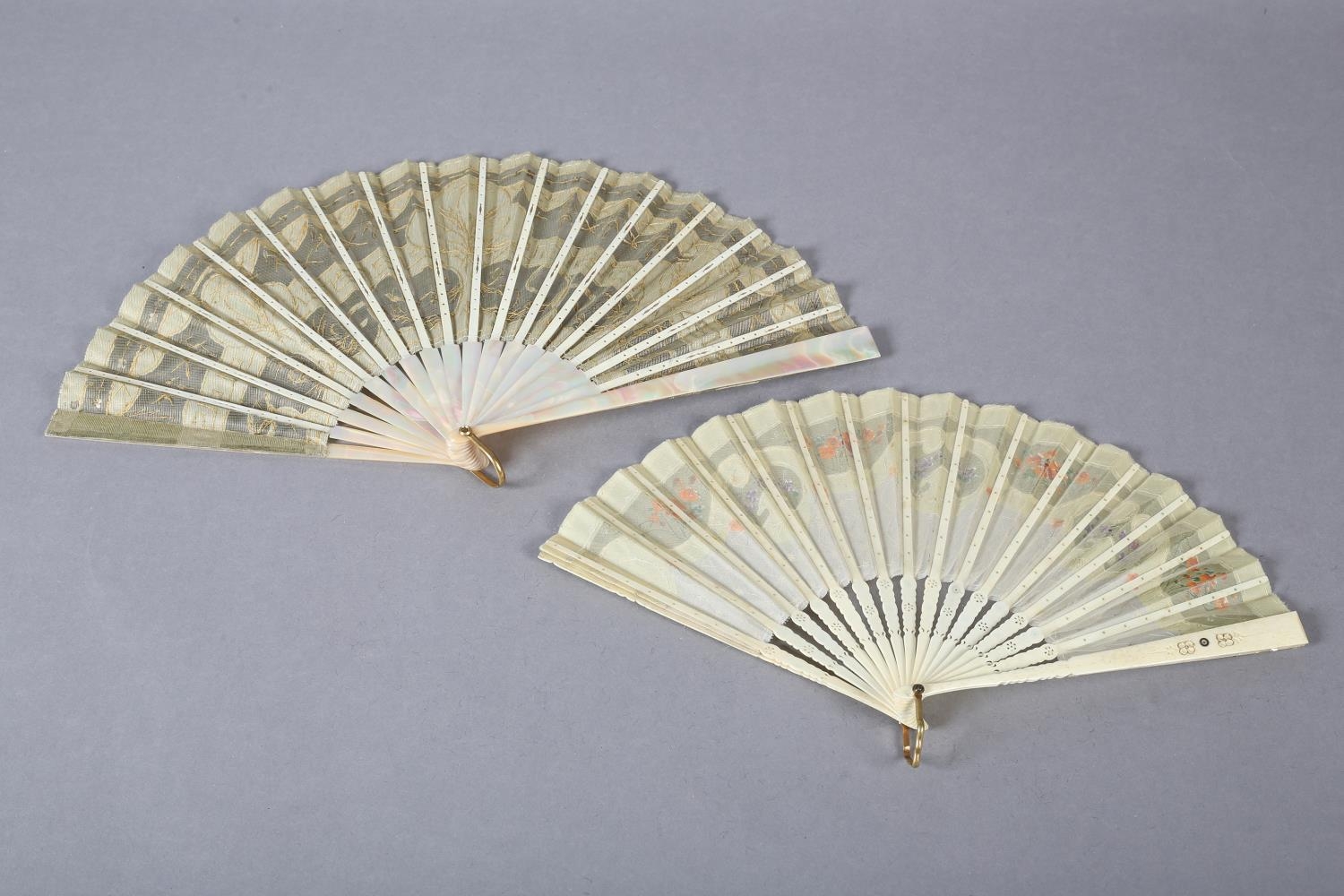 A good c.1900 light pink mother of pearl fan, the leaf of gold lamé overlaid with cream silk, cut - Image 5 of 6