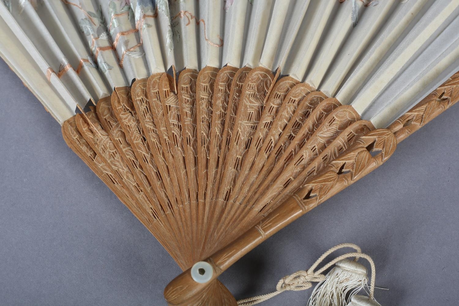 A 20th century Chinese carved sandalwood fan, the white cotton gauze embroidered with two - Image 4 of 5