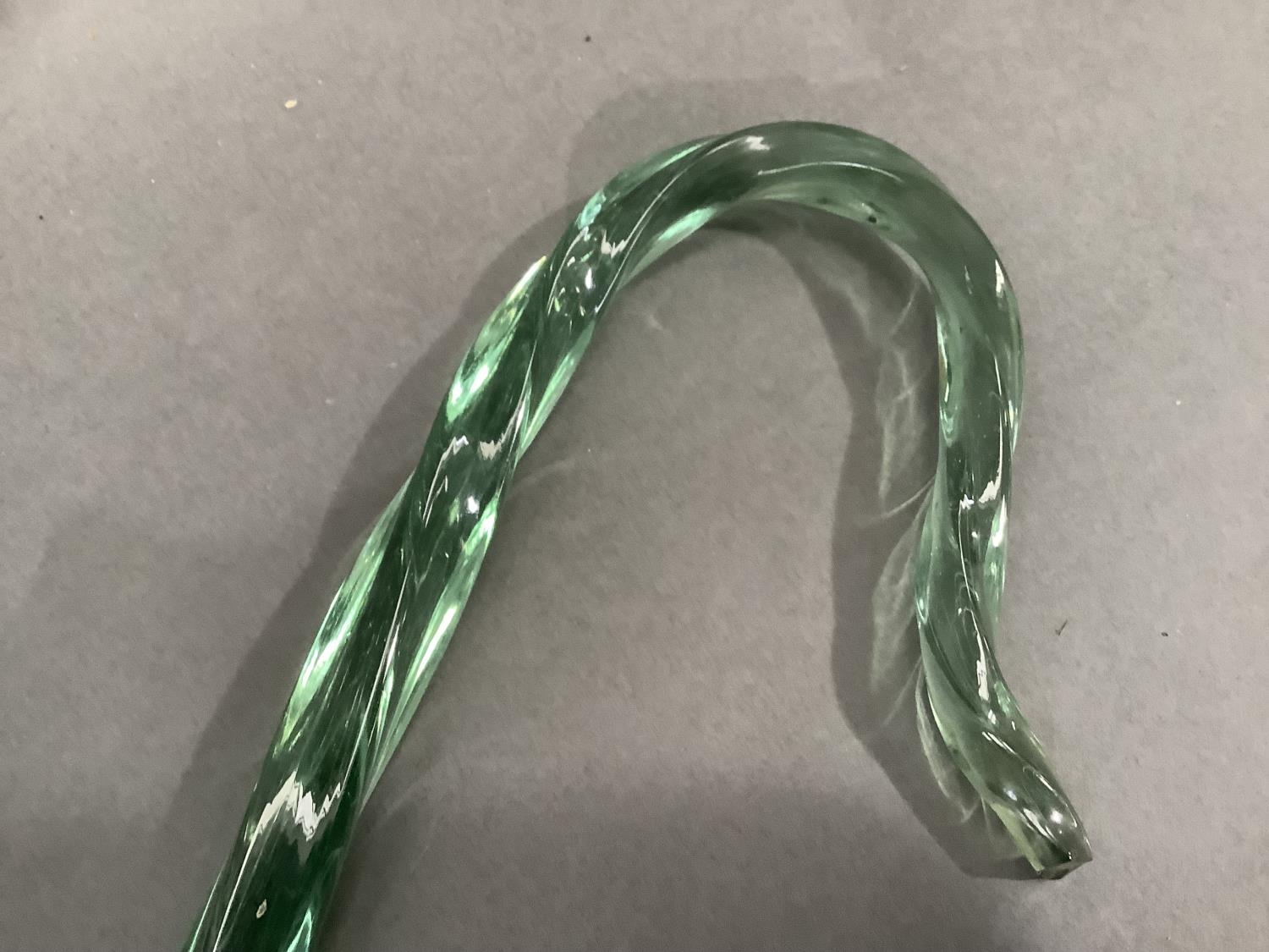 A 19th century Nailsea type green wrythern glass walking cane, 107cm long - Image 4 of 4