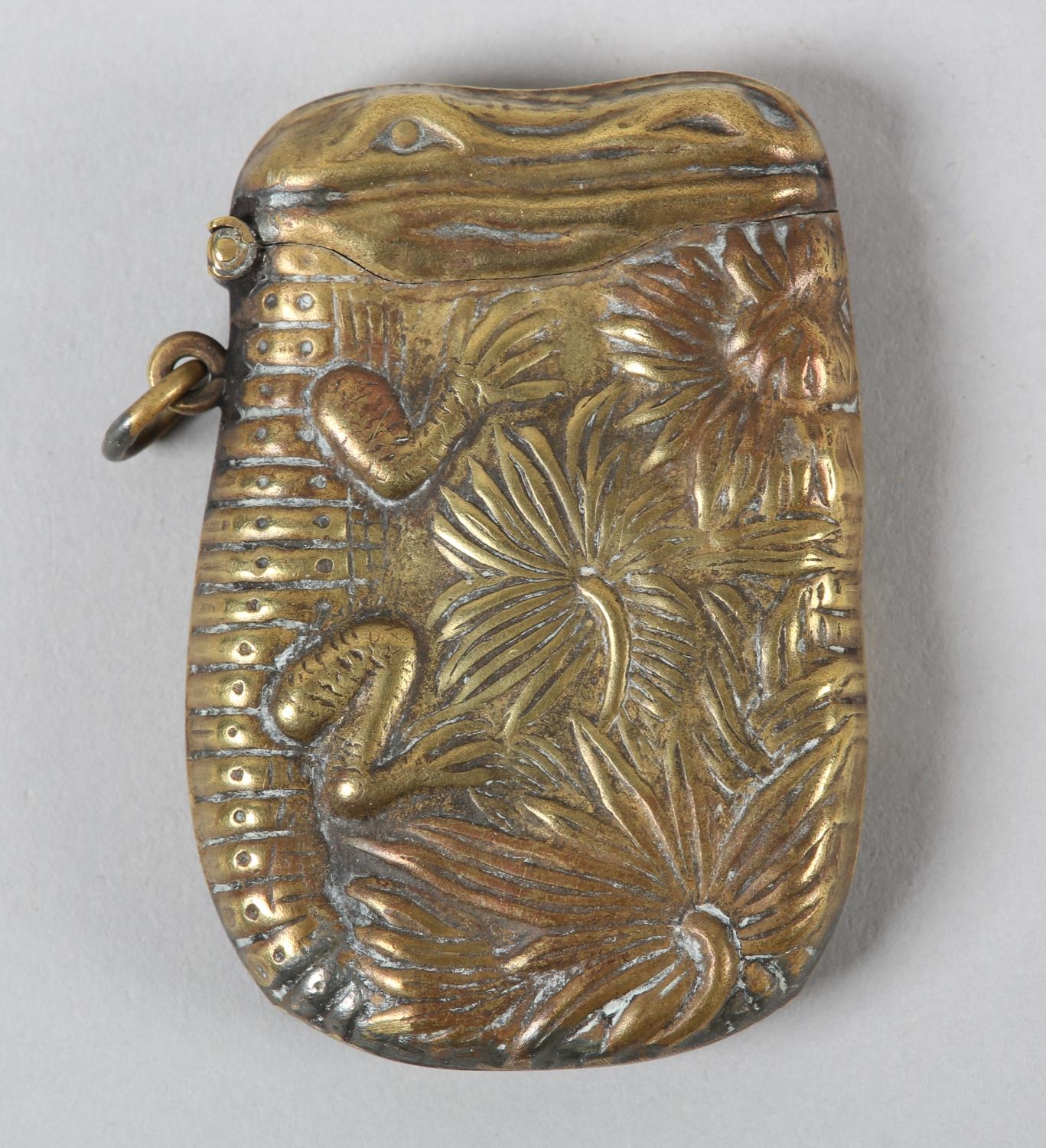 AN EDWARD VII BRASS 'CROCODILE' VESTA, 5.75cm x 4cm