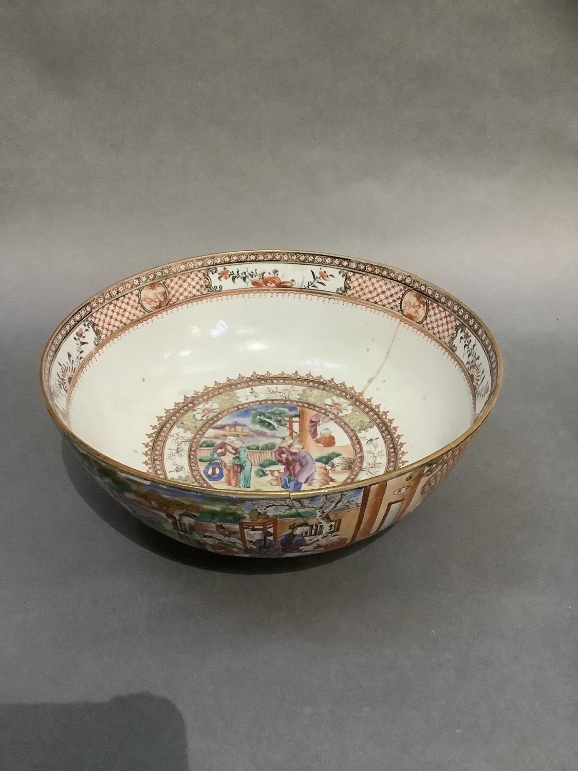 Late 18th/early 19th century Chinese familel rose punch bowl, the exterior painted with two large
