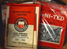 Collection of Manchester Utd football publications to include The Official Manchester Utd Club