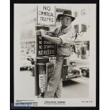 ENTERTAINMENT - HOLLYWOOD - PAUL HOGAN B/W 10X8 showing him in a scene from 'Crocodile Dundee',