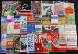 Collection of football memorabilia to include Soccer Star magazines, Football League reviews (
