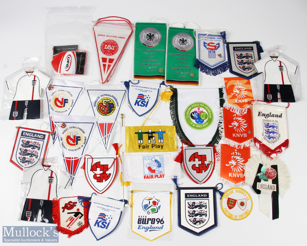 Collection of England international pennants to include England 'The Football Association' x 1,