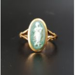 GREEN HARDSTONE CAMEO RING the oval cameo depicting a Classical female figure, on eighteen carat