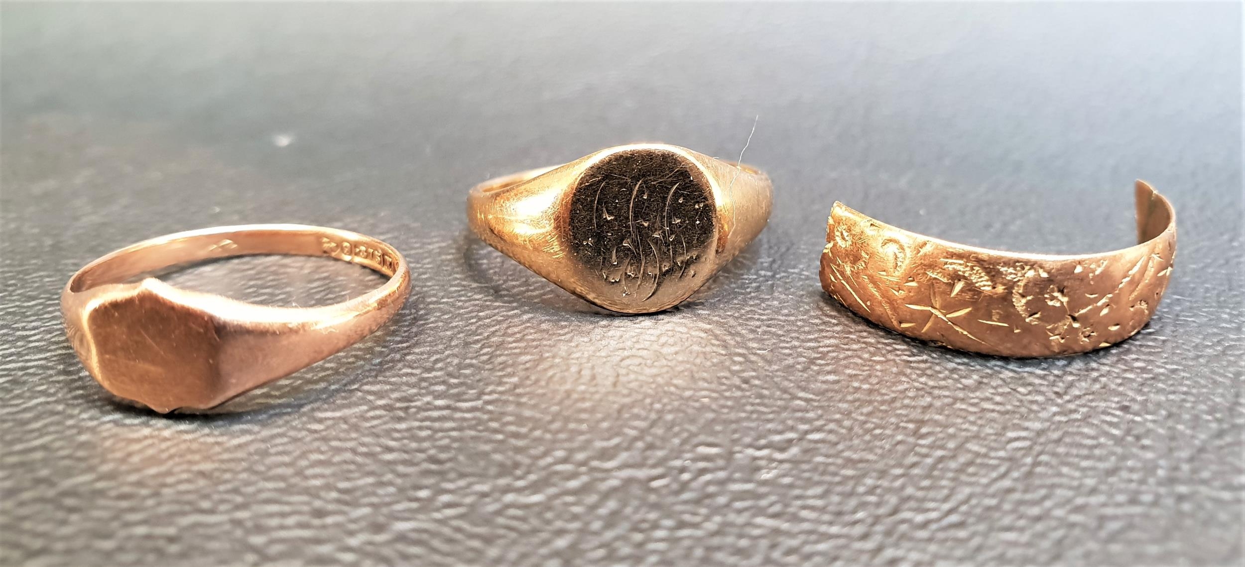 TWO SMALL NINE CARAT GOLD SIGNET RINGS one in yellow gold and the other in rose gold, both size O,