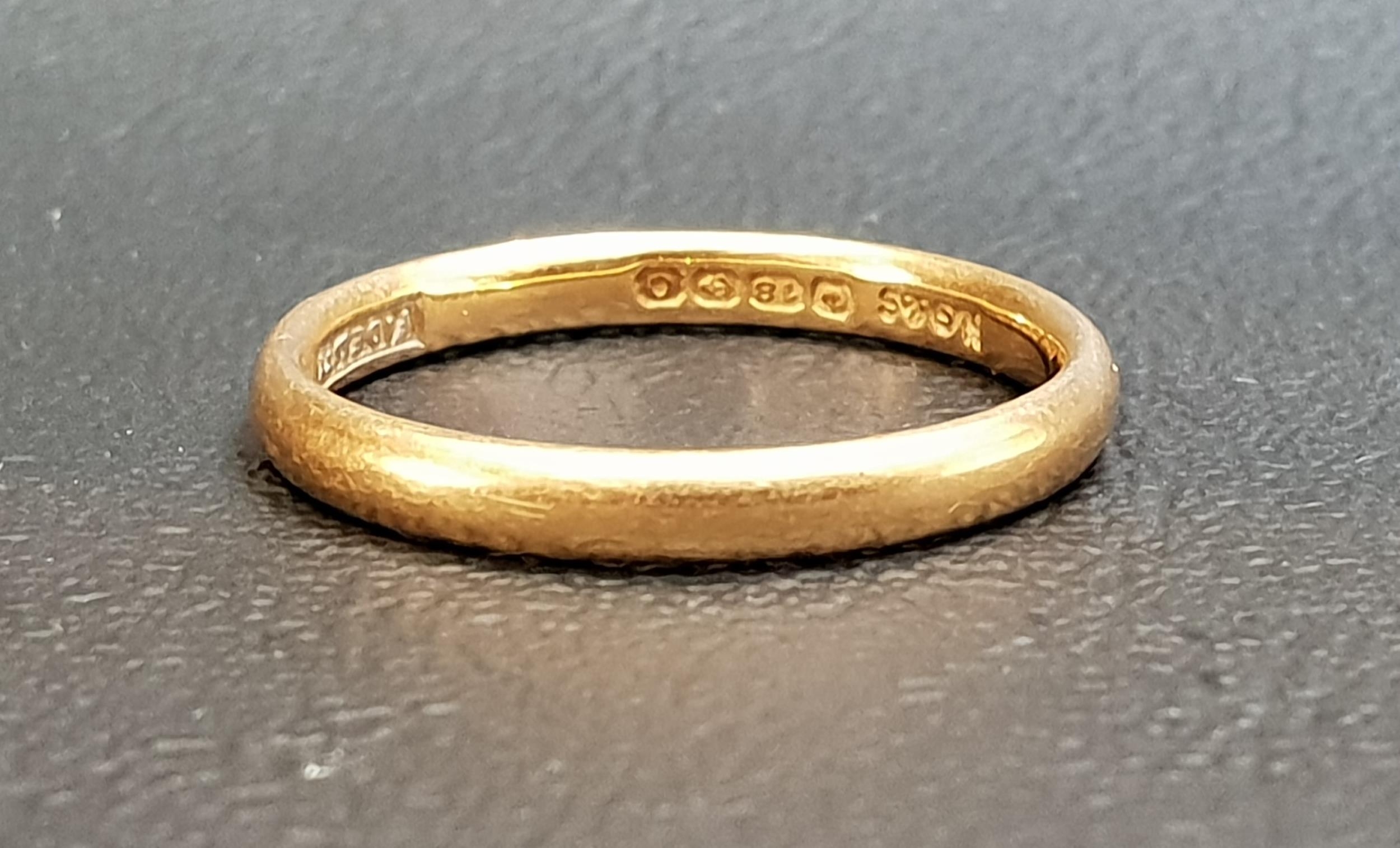 EIGHTEEN CARAT GOLD WEDDING BAND ring size N-O and approximately 2.8 grams