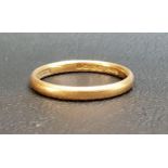 EIGHTEEN CARAT GOLD WEDDING BAND ring size N-O and approximately 2.8 grams