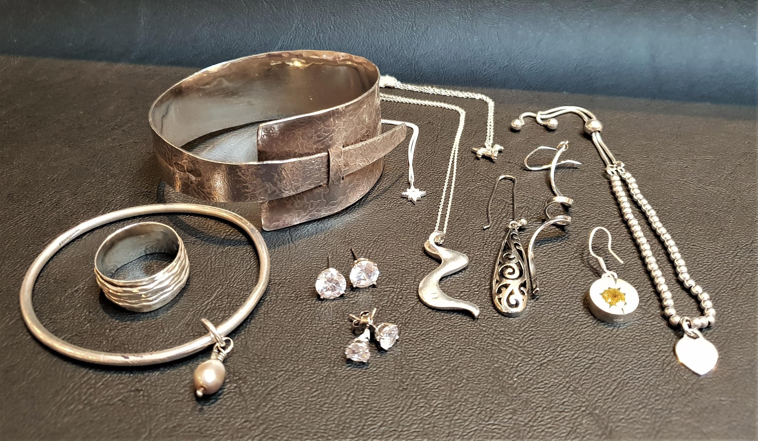 SELECTION OF SILVER JEWELLERY including a textured tapering bangle with Sheffield hallmarks for 2007