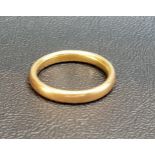 EIGHTEEN CARAT GOLD WEDDING BAND ring size O and approximately 5.1 grams