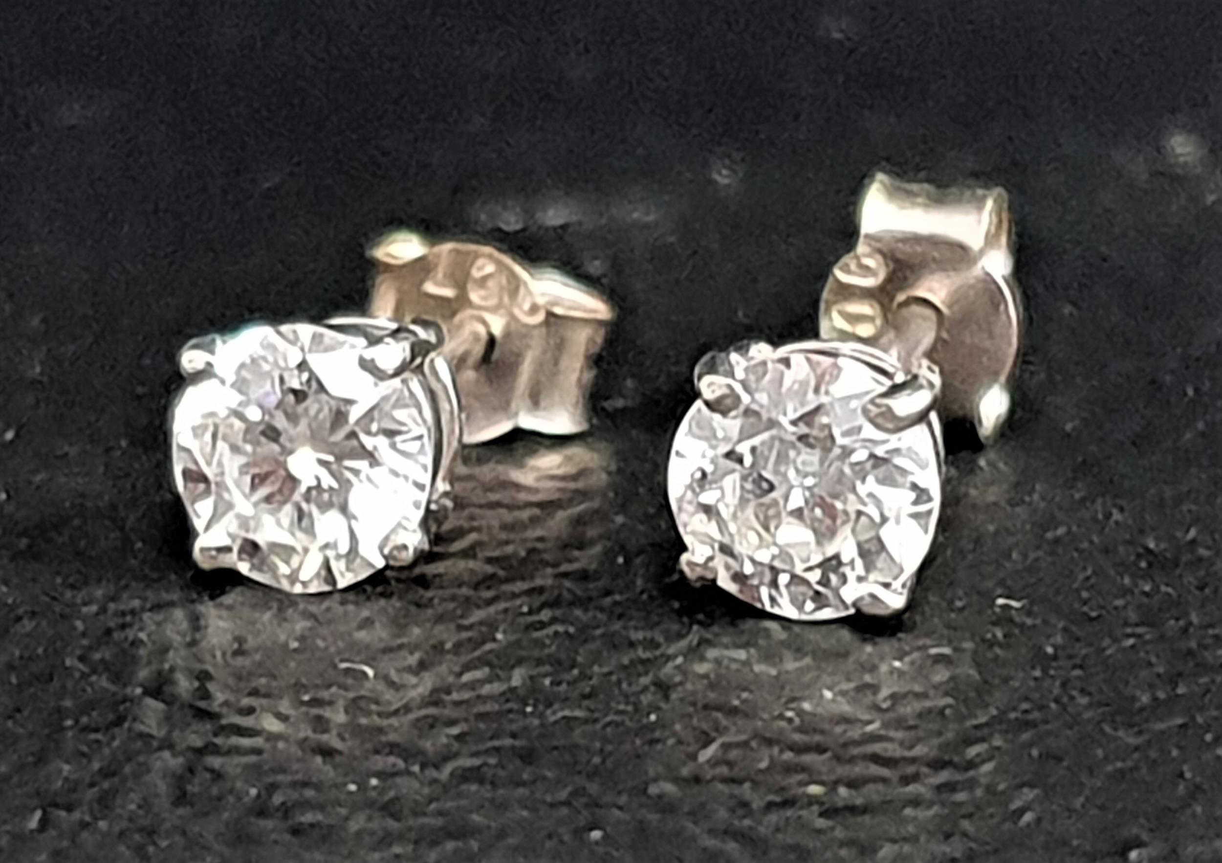 PAIR OF DIAMOND STUD EARRINGS the round brilliant cut diamonds approximately 0.2cts each (total