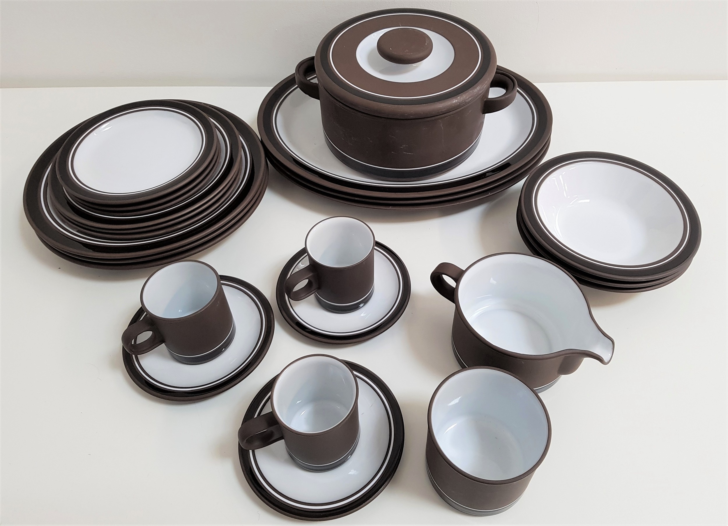 HORNSEA CONTRAST POTTERY DINNER SERVICE comprising side plates, entrée plates, dinner plates,