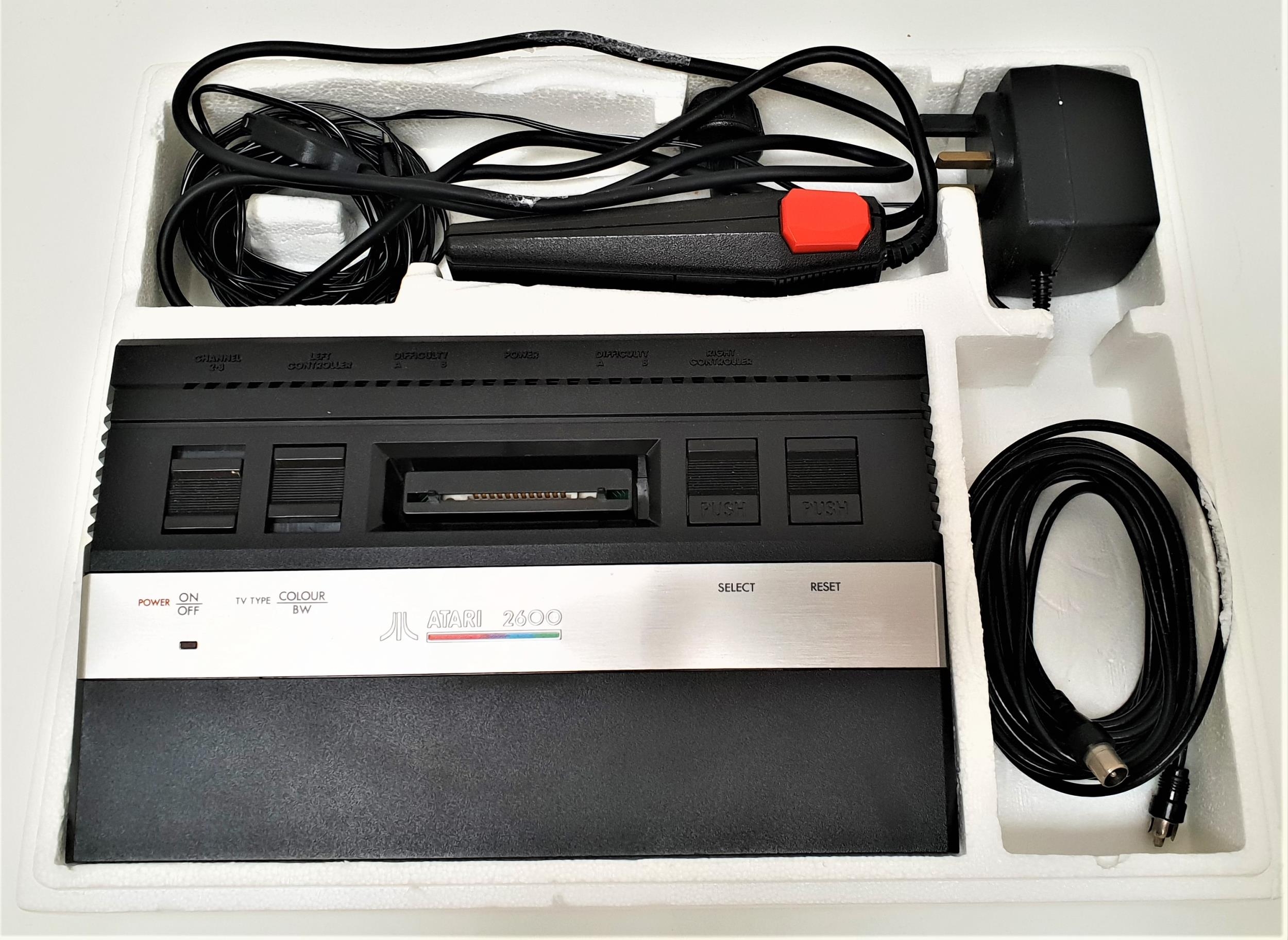 ATARI 2600 VIDEO COMPUTER SYSTEM boxed with cables; together with nine games, all with instruction - Bild 2 aus 2