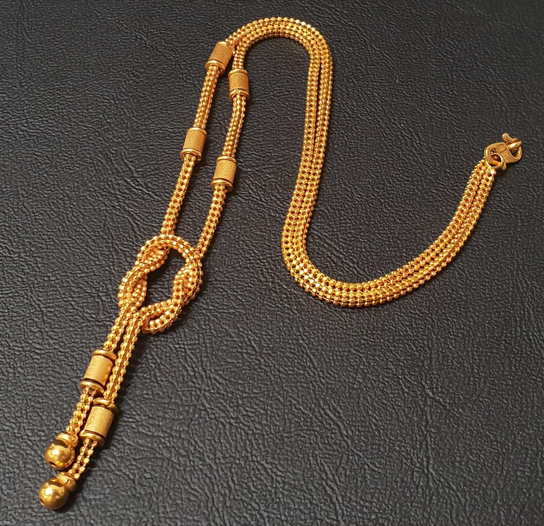 TWENTY-TWO CARAT GOLD NECKLACE the chain link with knot detail, approximately 22.4 grams