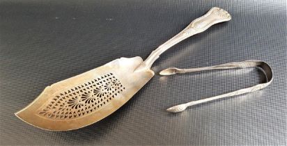 GEORGE V SILVER FISH SLICE in the Kings pattern, with a pierced head, London 1823 by William Eley