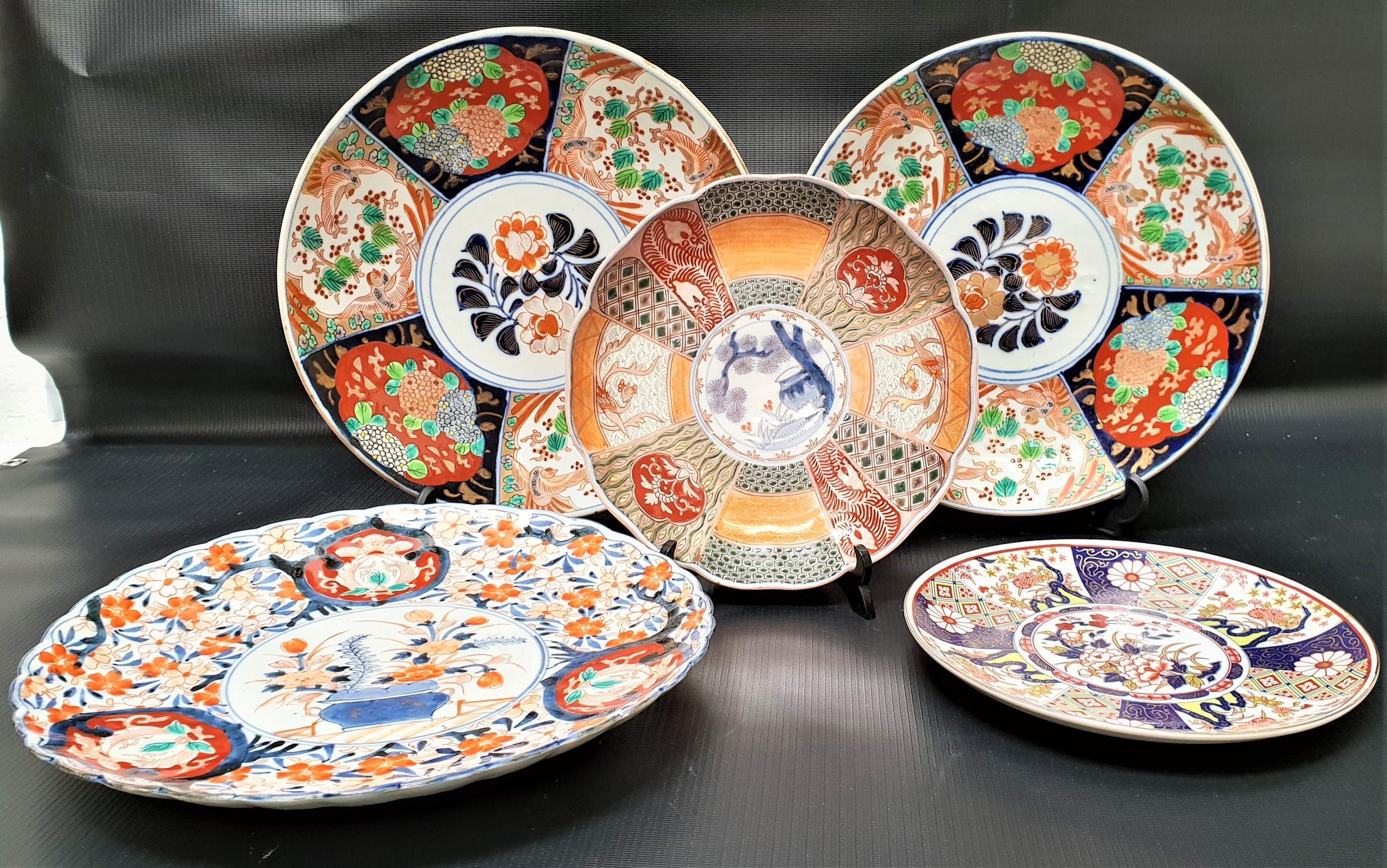 FIVE IMARI CHARGERS of various size, two with a scalloped rim, 21cm, 21.5cm, two 27.5cm and 28.7cm