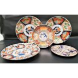 FIVE IMARI CHARGERS of various size, two with a scalloped rim, 21cm, 21.5cm, two 27.5cm and 28.7cm