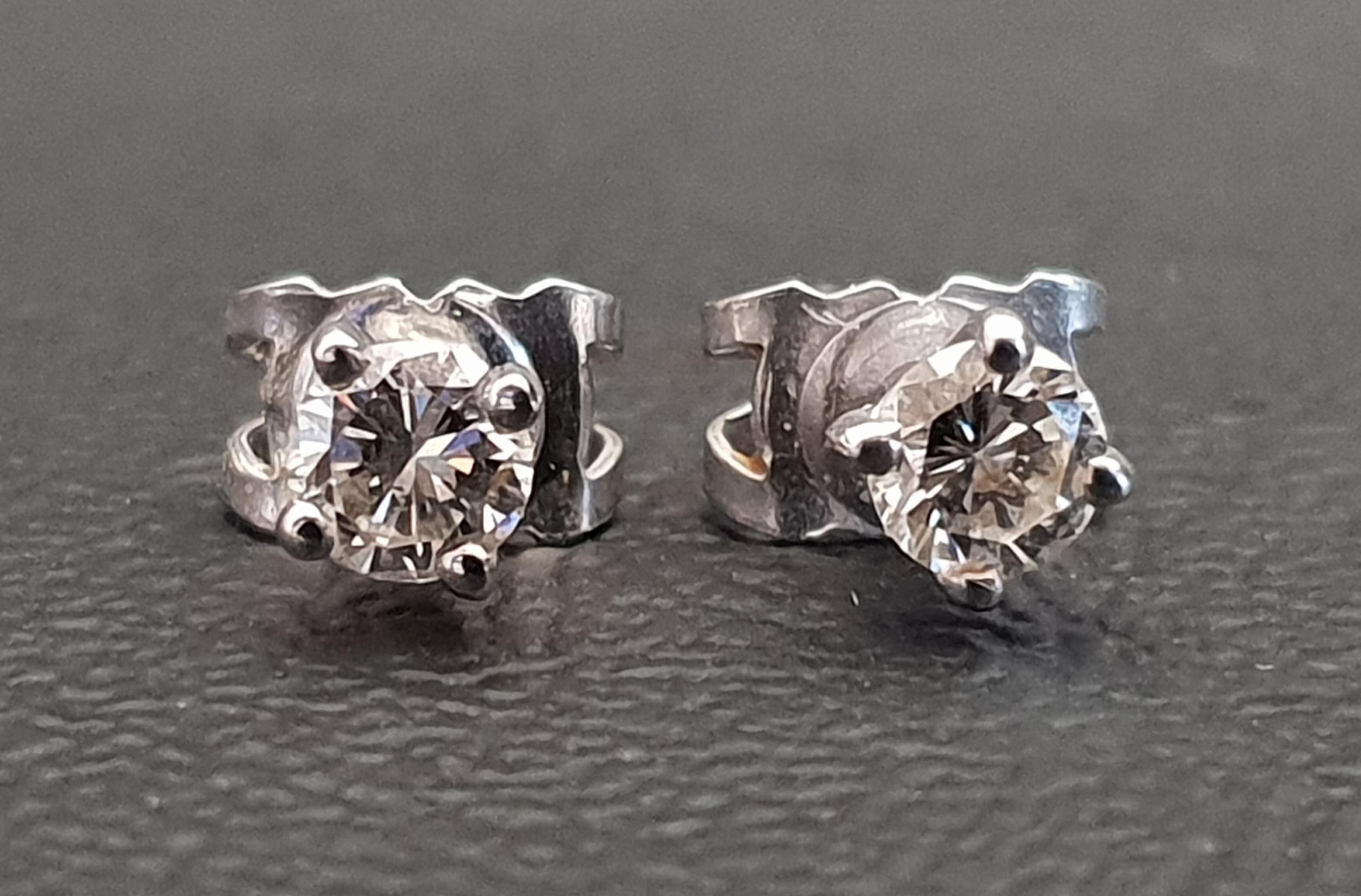 PAIR OF DIAMOND STUD EARRINGS the round brilliant cut diamond on each approximately 0.25cts (o.