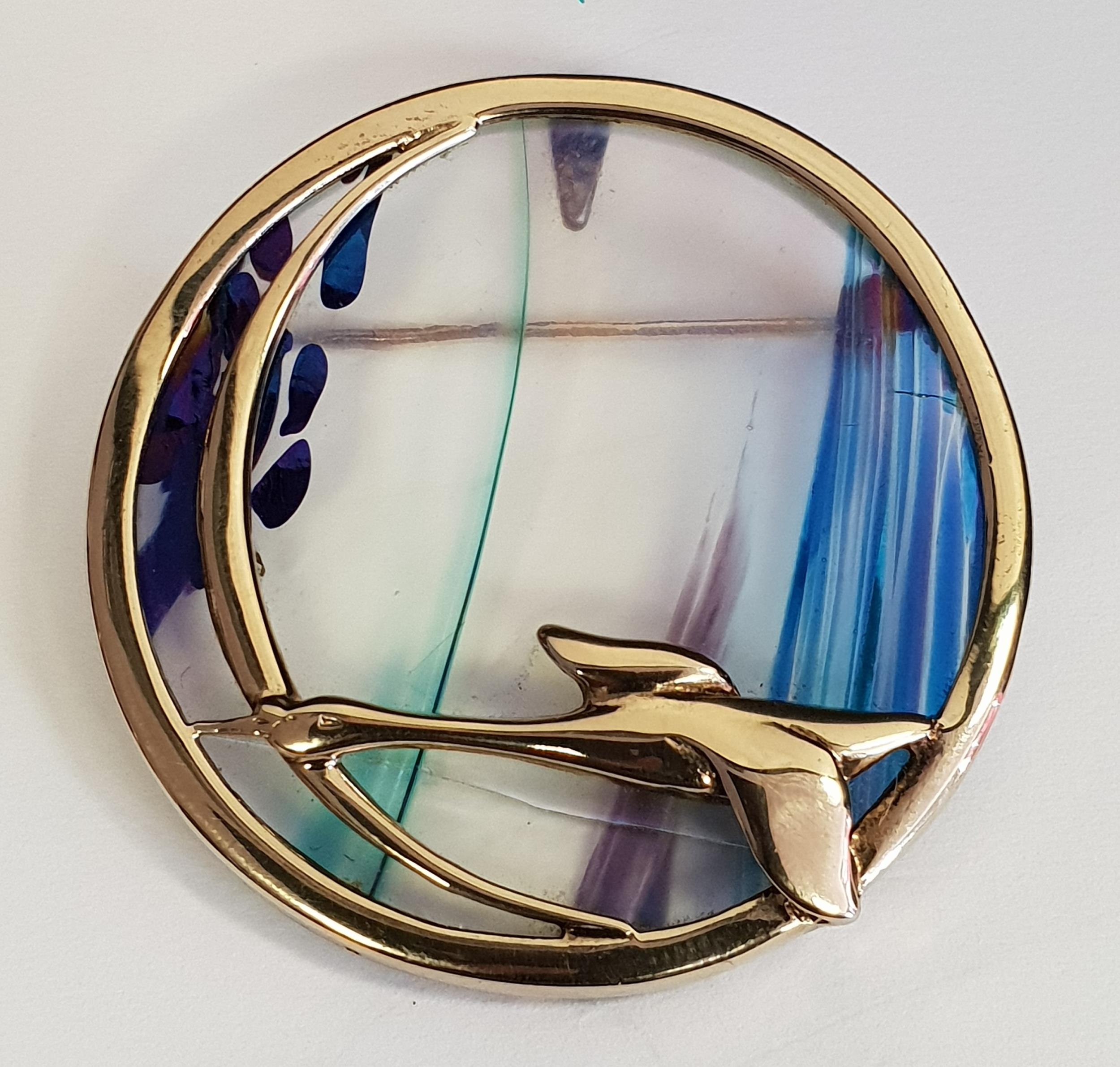 PAT CHENEY SILVER MOUNTED BROOCH / PENDANT the circular John Dichfield iridescent glass with - Image 2 of 2