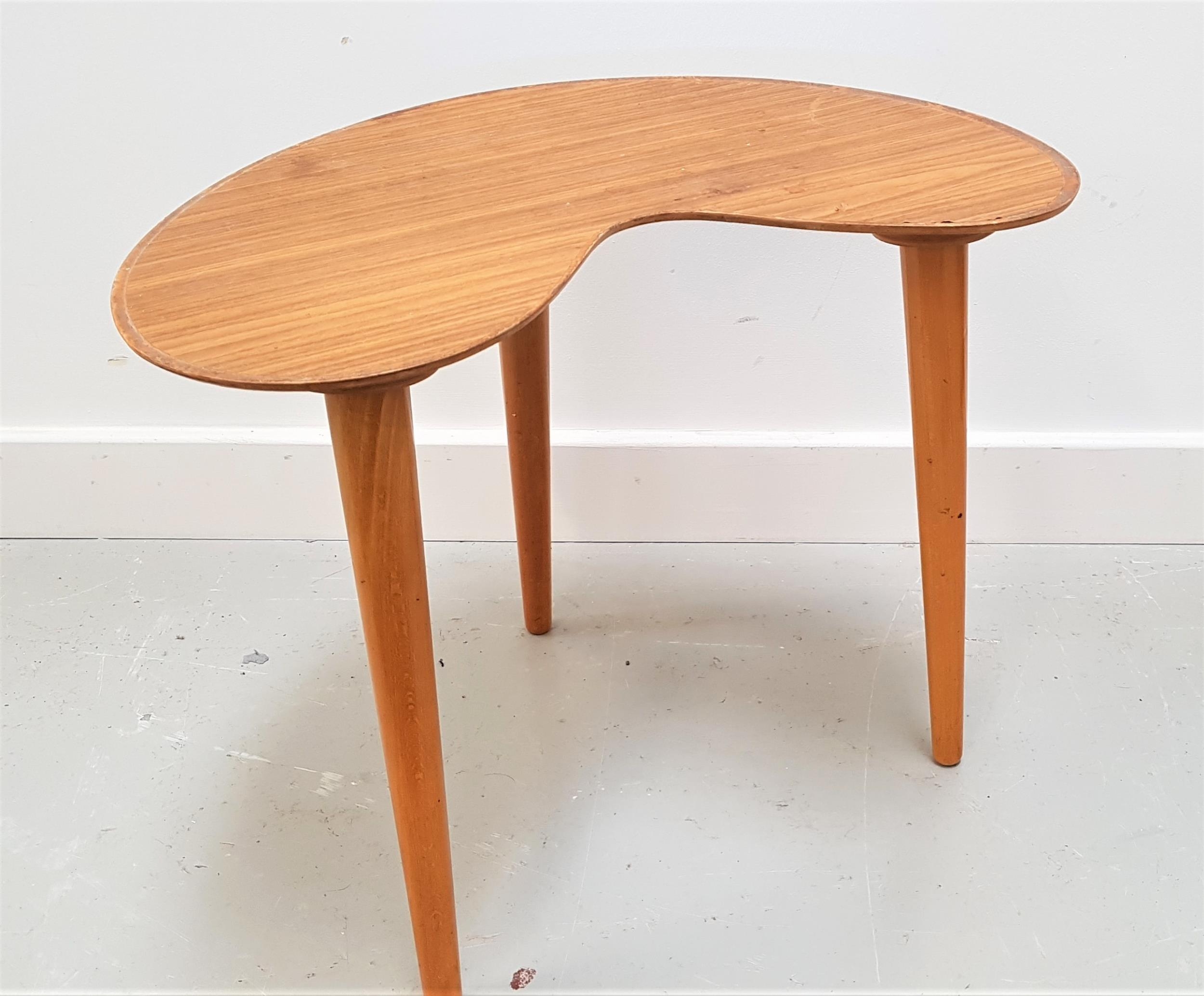 RETRO TEAK OCCASIONAL TABLE with a kidney shaped top on three tapering screw in supports, 39.5cm