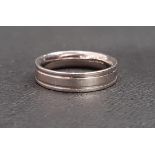 PLATINUM WEDDING BAND ring size S and approximately 5.6 grams