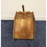 EDWARDIAN OAK COAL SCUTTLE with a wooden carry handle and decorative brass hinges to the slanted