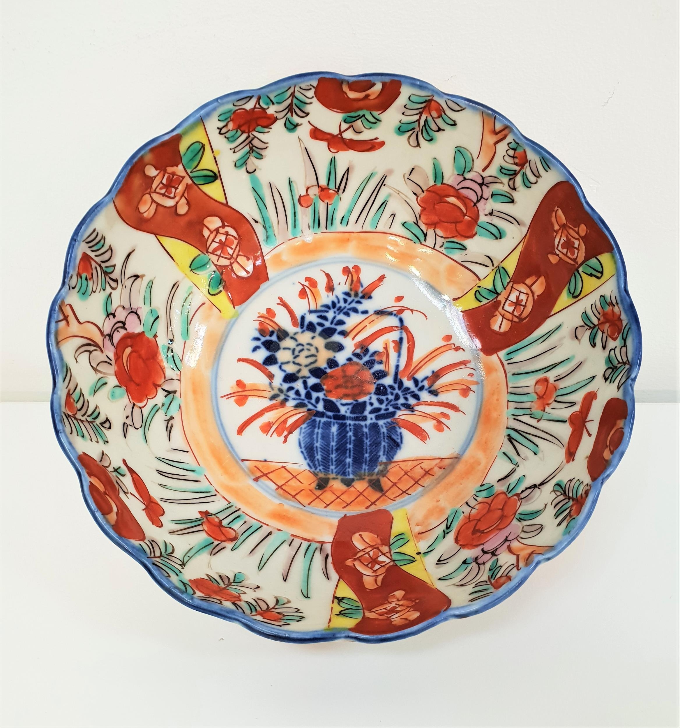 JAPANESE IMARI BOWL with a wavy rim and decorated with flowers, 18.5cm diameter