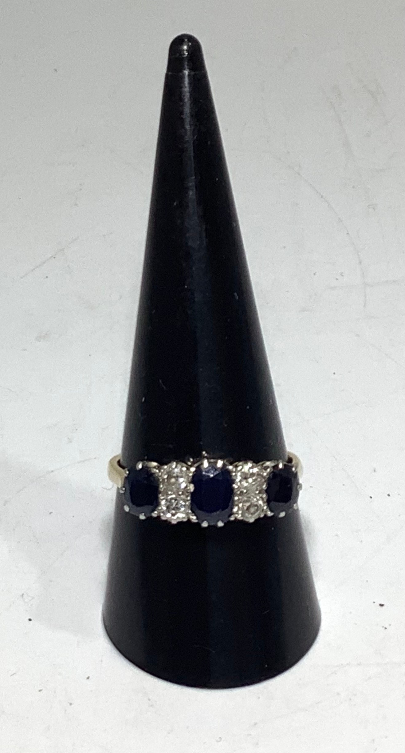 A yellow metal (tests as 18ct gold) ring, the top set with three oval faceted sapphire coloured - Bild 2 aus 2