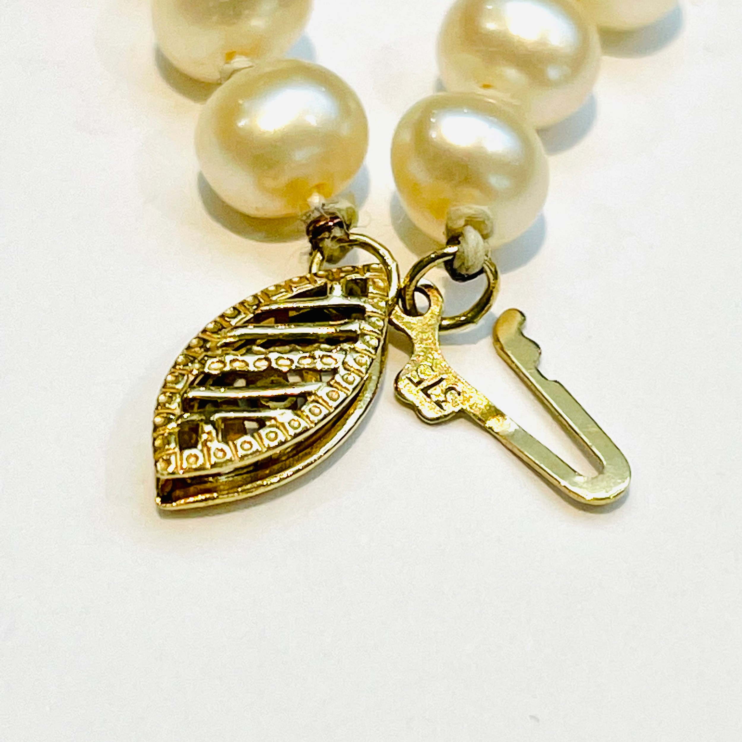 A string of cultured pearls, knotted, 5mm in diameter, with 9ct gold clasp, together with a pair - Bild 3 aus 3