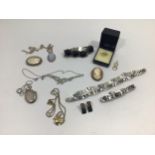 A small collection of assorted jewellery comprising a 9ct gold and opal ring and a 9ct gold stylised