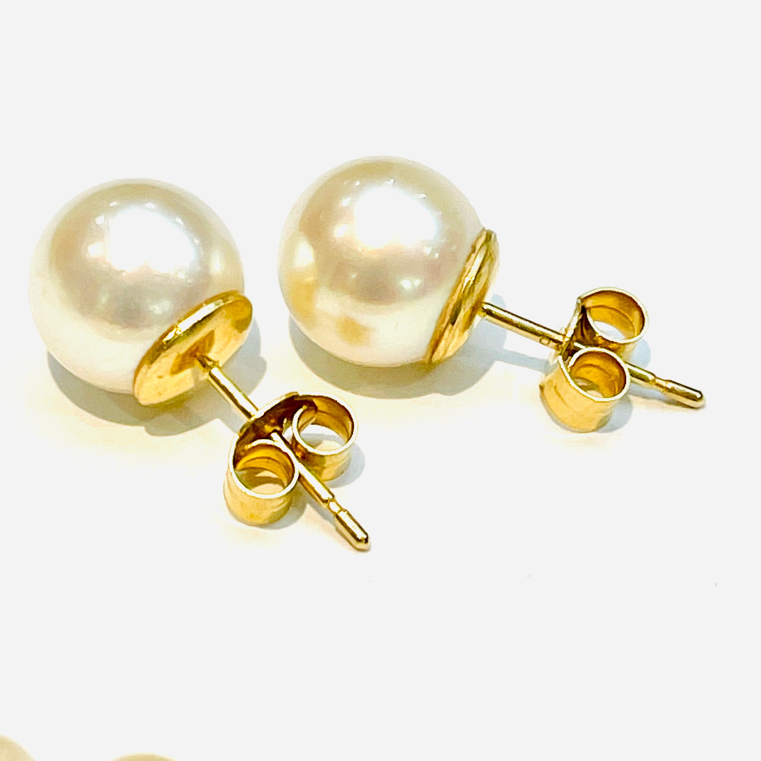 A string of cultured pearls, knotted, 5mm in diameter, with 9ct gold clasp, together with a pair - Bild 2 aus 3