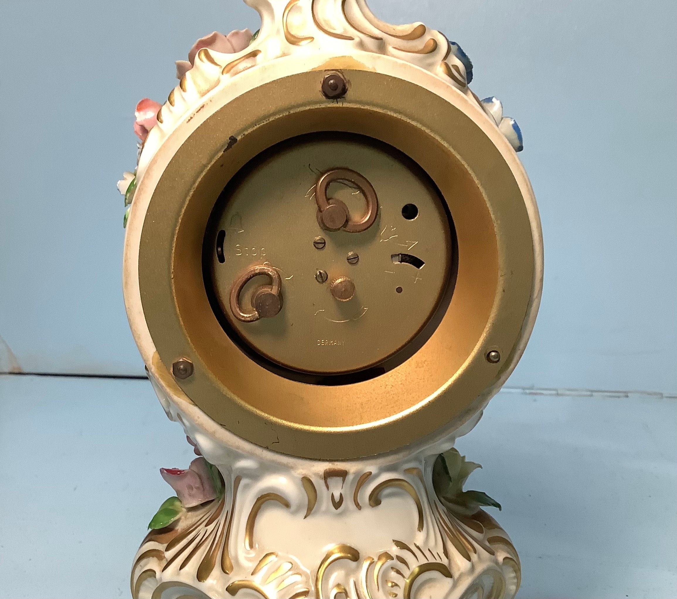 An Handgemalt Dresden porcelain 'Rokoko' clock, the brass dial with Arabic numerals denoting - Bild 2 aus 2