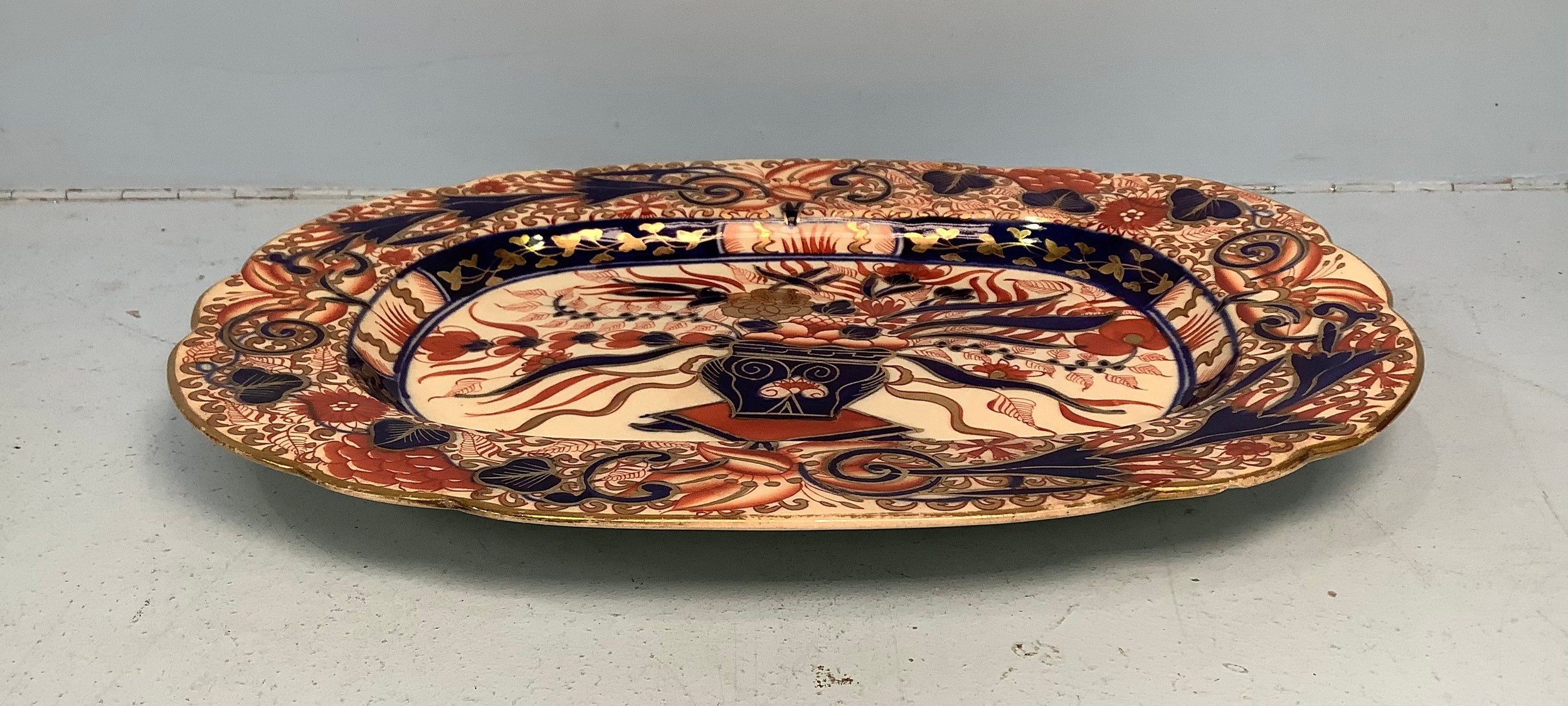 A 19th century Staffordshire pottery serving dish, with Japanese Imari style decoration, 27cm - Bild 2 aus 2