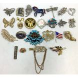 A selection of 24 x various silver and metal costume brooches, including a silver and marcasite