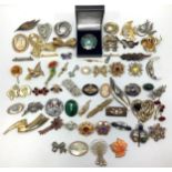 A selection of costume jewellery consisting of 60 x brooches, including an Attwood & Sawyer