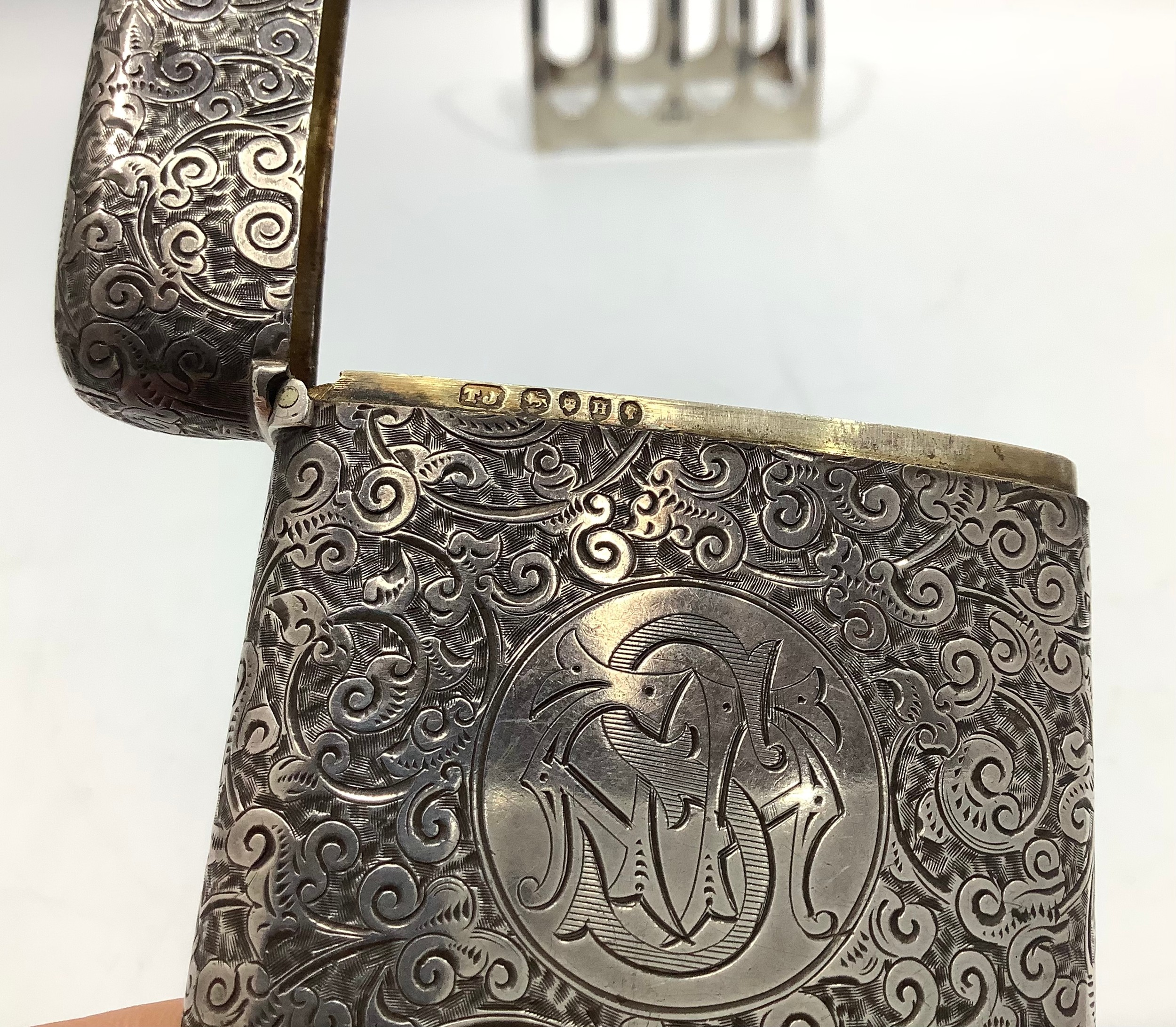 A quantity of silver items including a Victorian cigarette case with foliate decoration and - Bild 2 aus 9