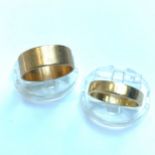 Two 18ct yellow gold wedding rings, total weight 9.0 grams.