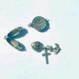 Three various 9ct gold charms, including a clock, slippers, and heart-cross-anchor charm, total