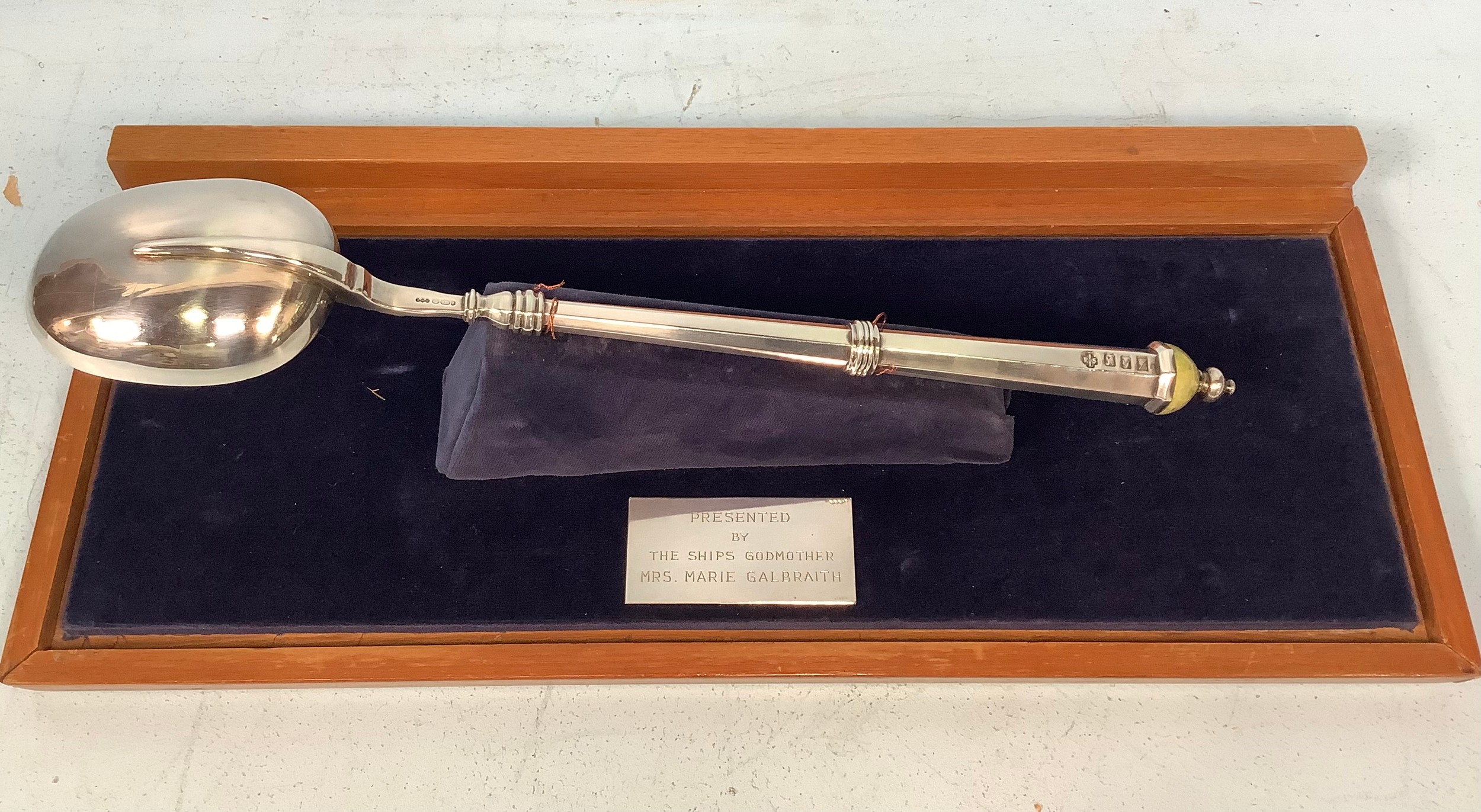 A large canon handled, 'rat tail' silver basting spoon by Royal Irish Silver Ltd, bearing import - Bild 2 aus 5