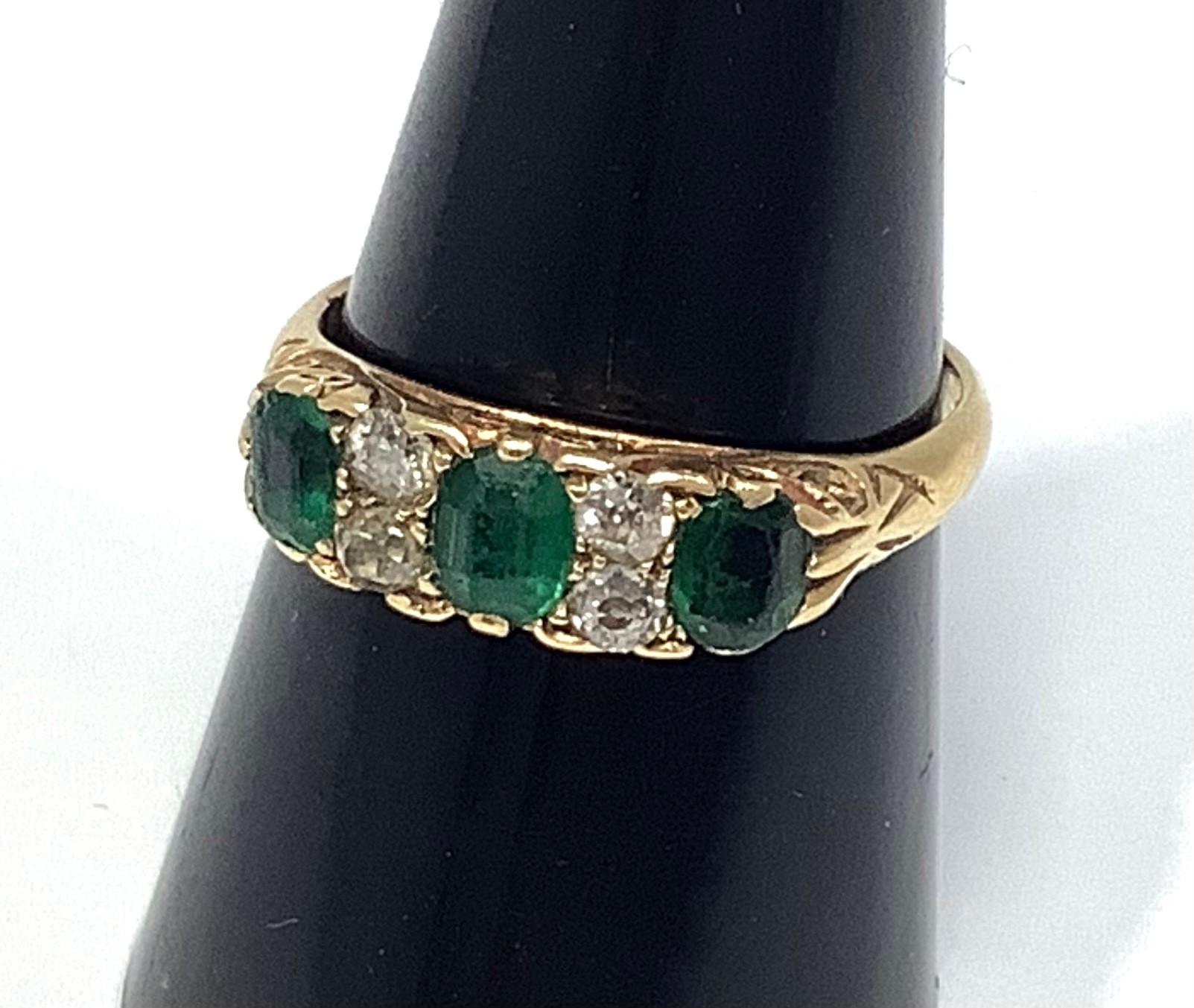 An 18ct gold ring set with three emerald coloured stones interspaced by two pairs of diamonds, 3.8g, - Bild 4 aus 5