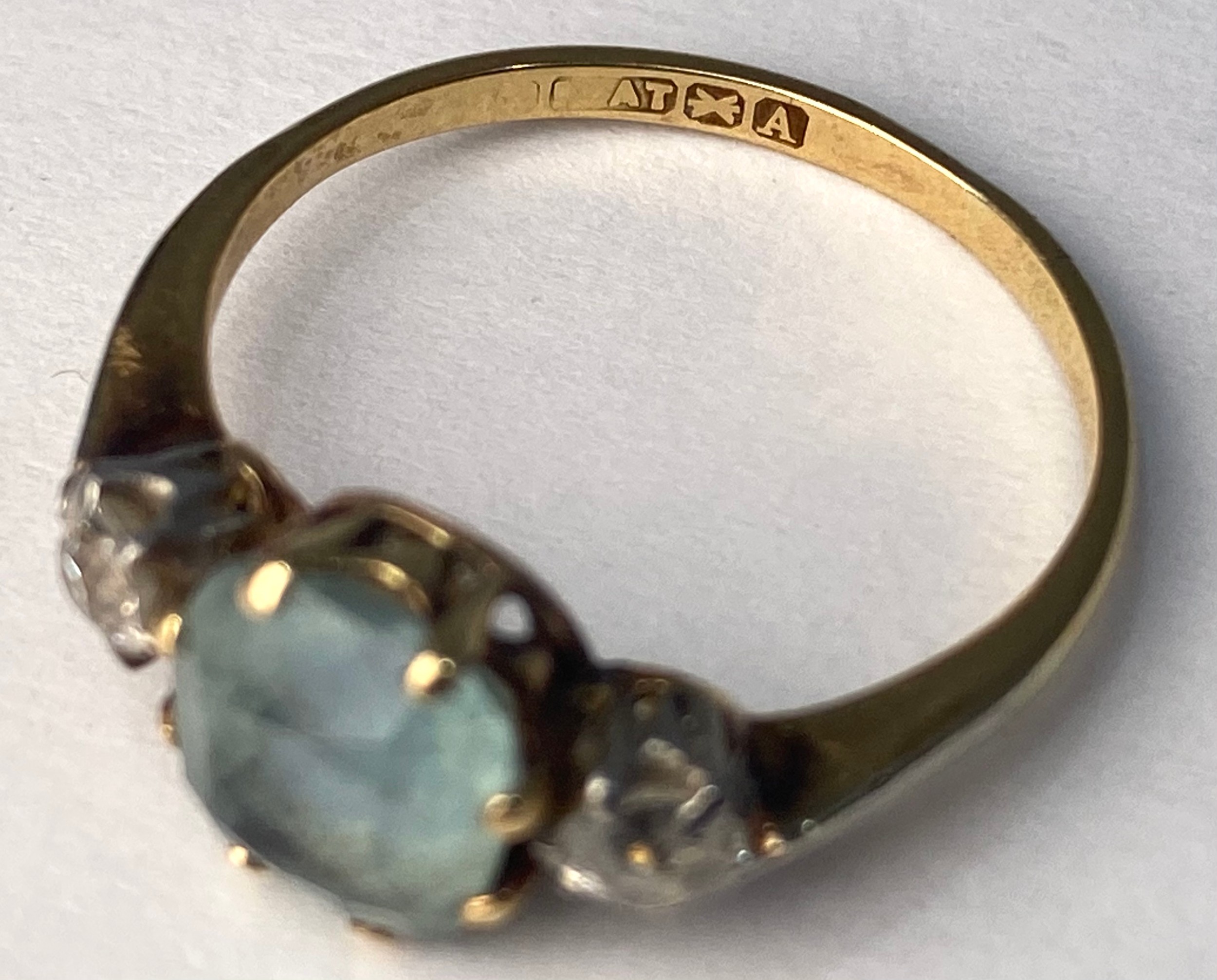 A 9ct gold ring, set with a cushion cut aquamarine in a claw setting, ring weighs 2.7 grams, - Bild 4 aus 4