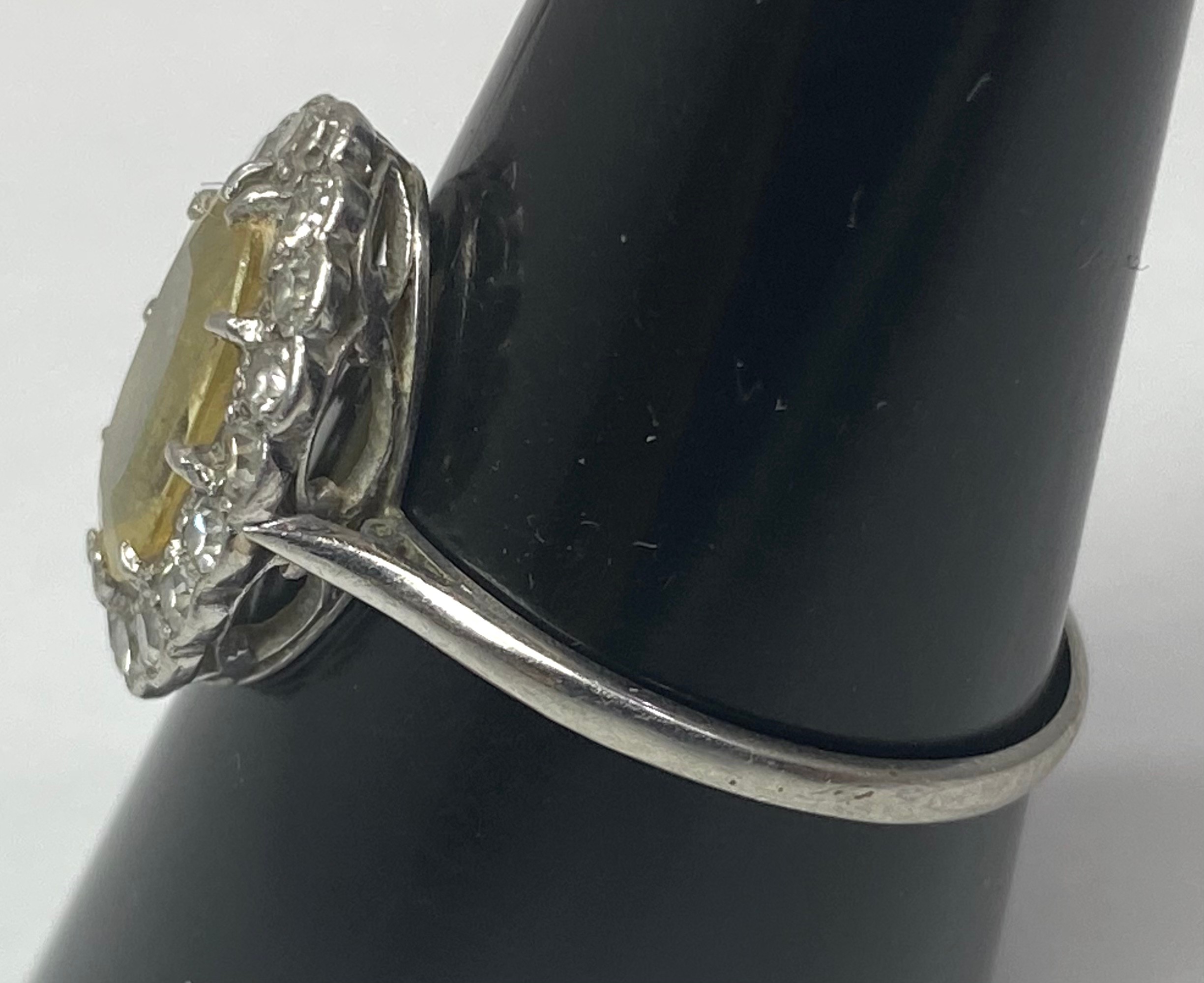 A platinum dress ring set with an oval citrine to the centre, surrounded by 18 x small diamonds in a - Bild 3 aus 5