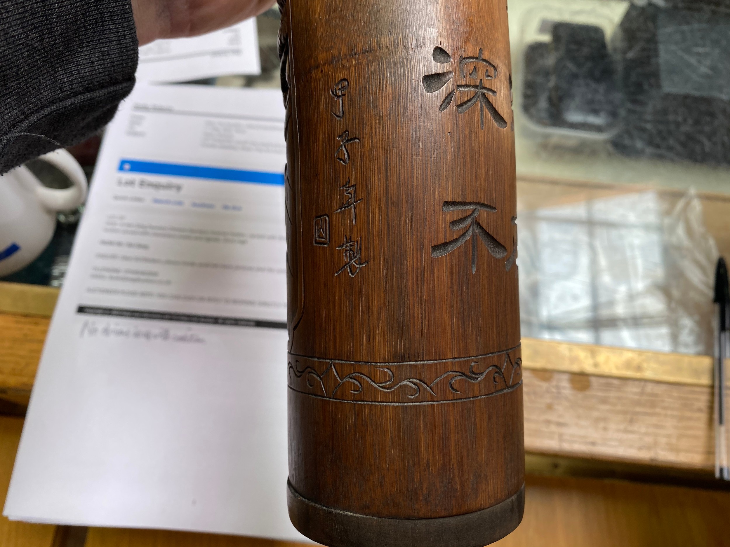 A late Qing Dynasty Chinese Bamboo Incense Holder, carved with three immortals in a mountain - Bild 10 aus 13