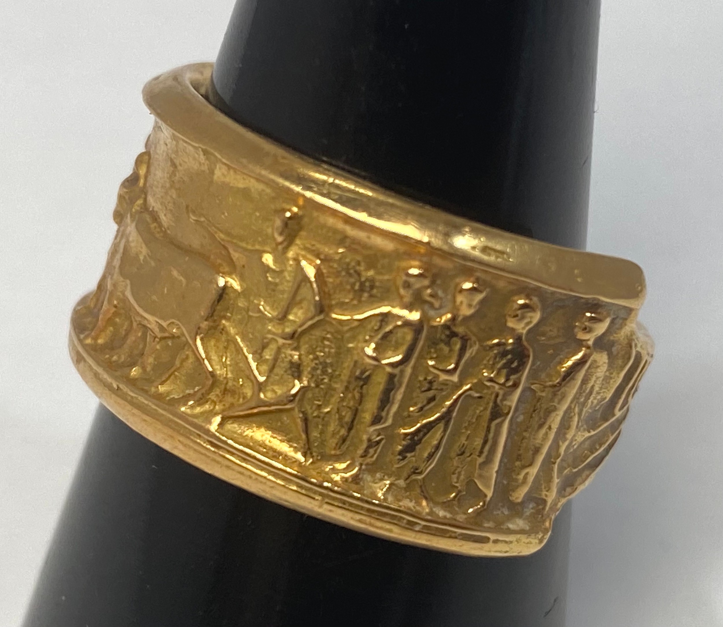 An 18ct gold ring, cast with bulls and robed figures, weighs 7.9 grams, finger size S. - Bild 2 aus 5