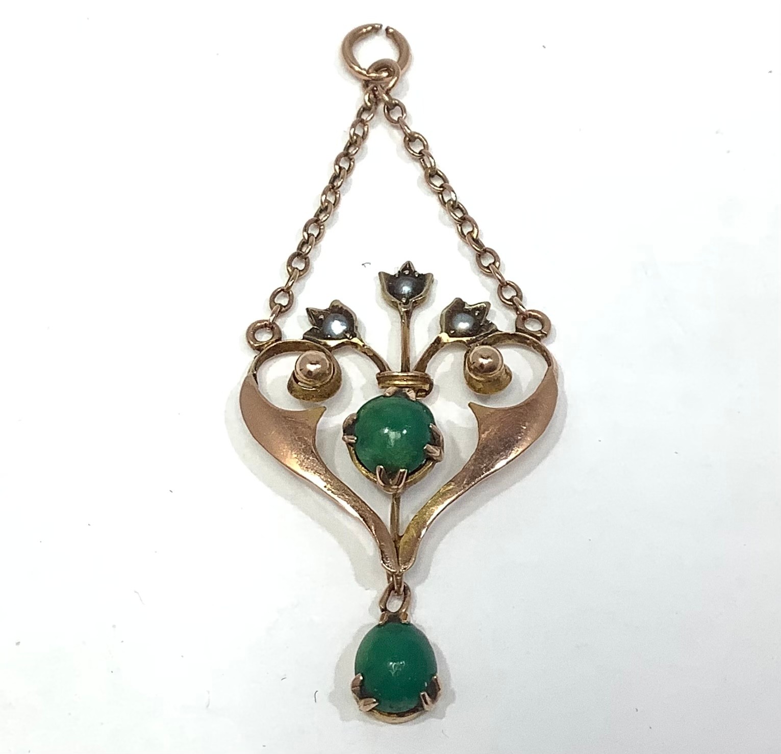 An Edwardian 9ct gold necklace pendant of open heart shape design set with seed pearls and green - Bild 2 aus 5