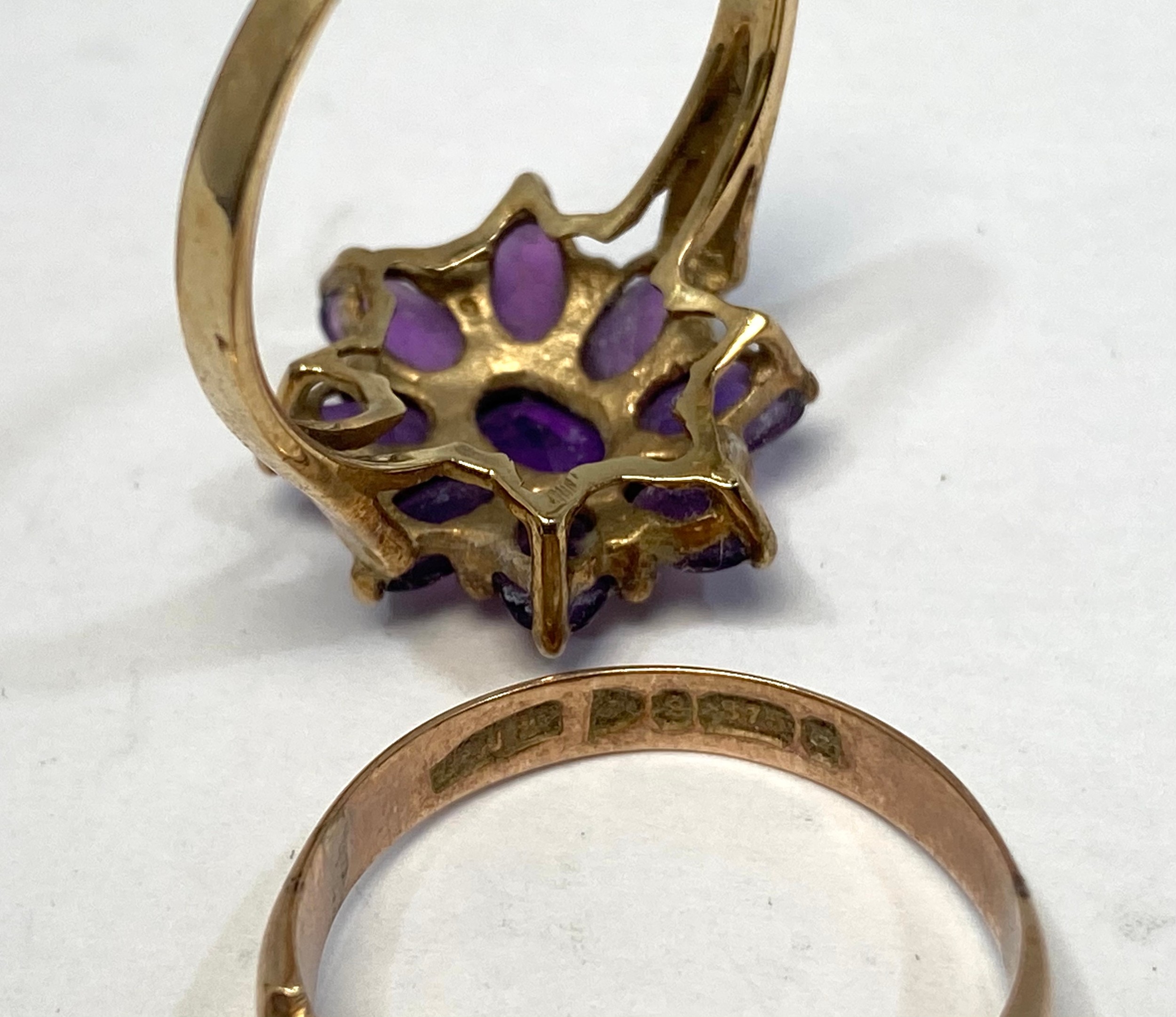 A 9ct gold ring, set with amethyst stones in a daisy design, weighing 3.2 grams, finger size T, - Bild 3 aus 4
