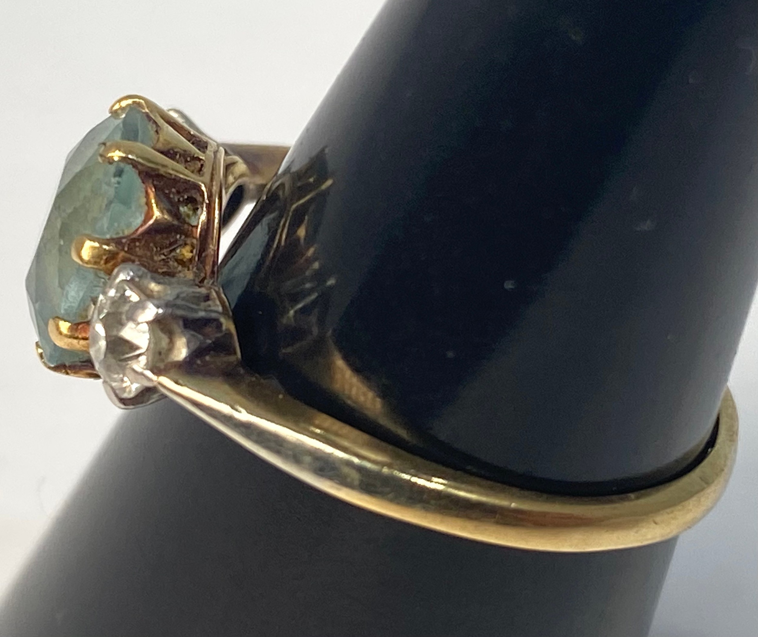 A 9ct gold ring, set with a cushion cut aquamarine in a claw setting, ring weighs 2.7 grams, - Bild 2 aus 4