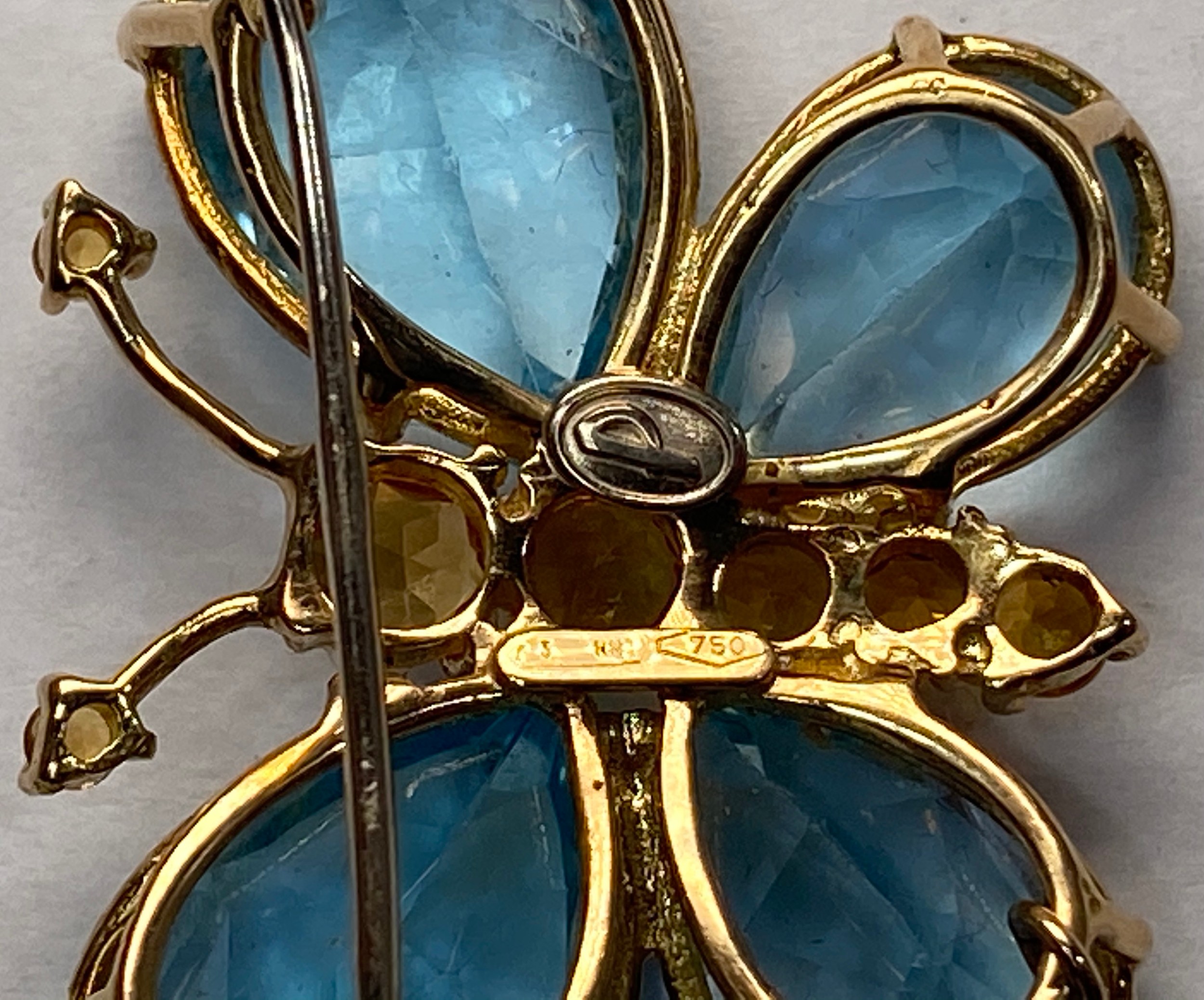 An 18ct gold brooch, modelled as a butterfly, the wings set with pear-shaped aquamarines, and the - Bild 4 aus 5